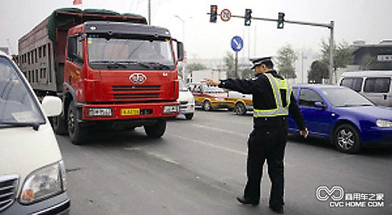 商用車之家 長春交警嚴(yán)查貨車違法