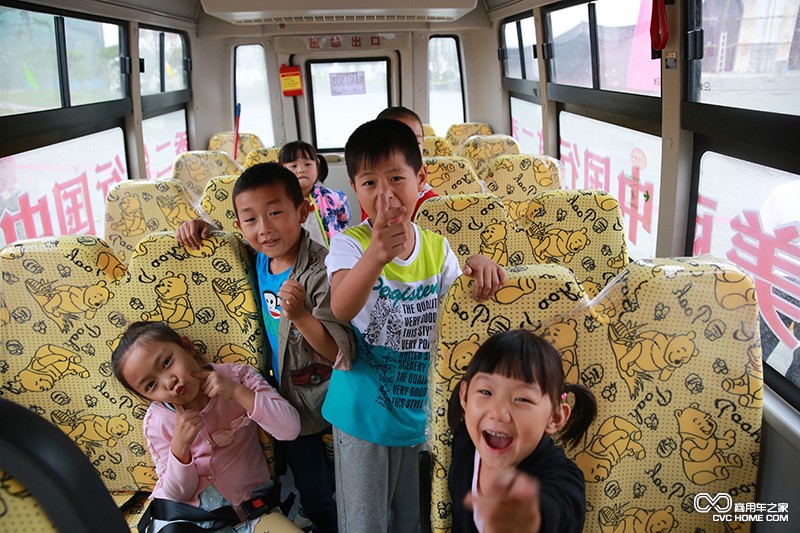 校車安全 孩子們現(xiàn)場體驗校車