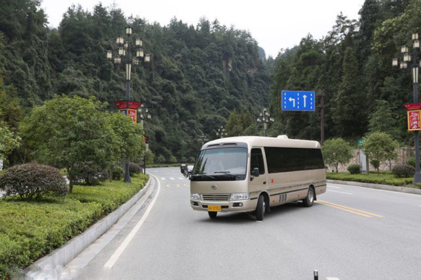 采用流線型車身設(shè)計(jì)，莊重典雅，彰顯精致經(jīng)典，可選高檔金屬烤漆，靚麗、奢華足以成為你的心動(dòng)之選。 商用車之家