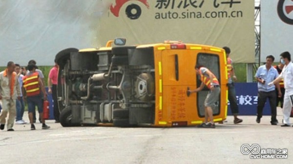 長安校車上演動態(tài)測試 商用車