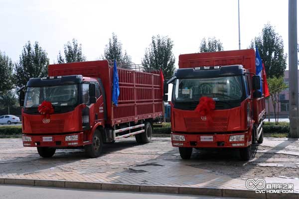 J6L運(yùn)糧車采用237x75x（7+4）mm雙層高強(qiáng)度車架，一汽原廠匹配的拉糧不漲車廂和解放成熟的435型10噸級后橋。 解放J6L