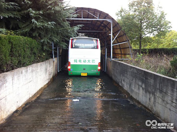 國內(nèi)首款通過涉水實驗車型 海格純電動大巴收入囊中