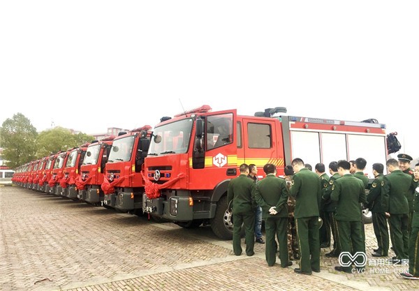 中國(guó)智造原廠四門(mén)消防車(chē)首批交付消防部門(mén)2.jpg